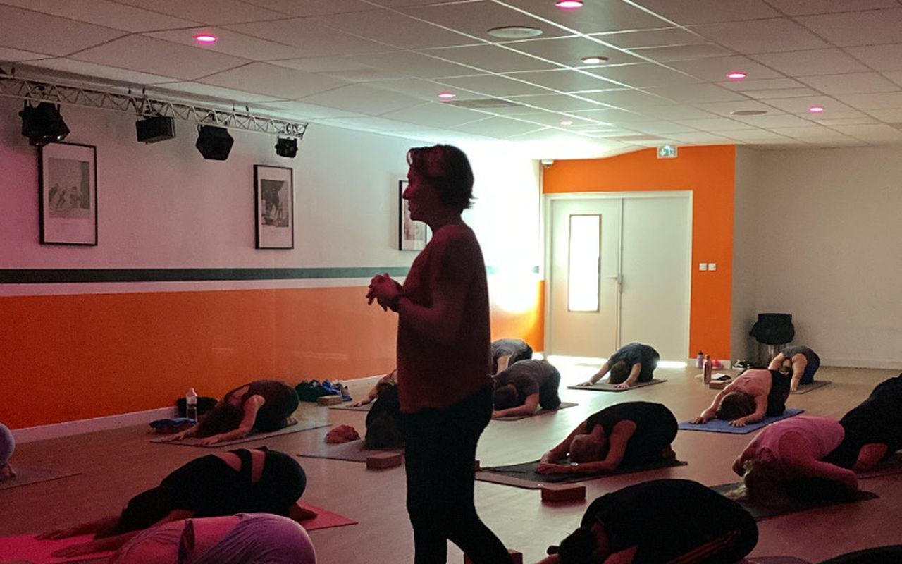 Yoga à Caen : bien démarrer quand on débute
